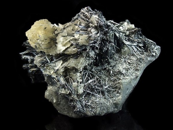 Antimonite, calcite - Kazachstan, Kadamzhay